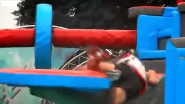 Total Wipeout - Series 3 Episode 12 (Celebrity Special) смотреть онлайн