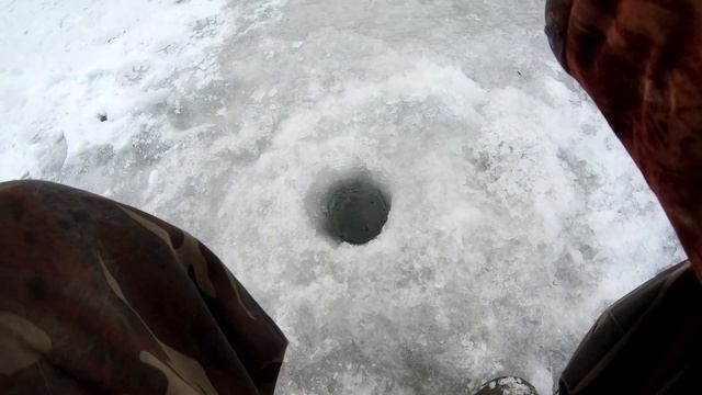 Зимняя рыбалка на реке. Ловля плотвы. смотреть онлайн