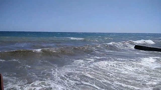 АЛУШТА ПЛЯЖ"ЧАЙКА"ШТОРМ 11.08.2018 смотреть онлайн