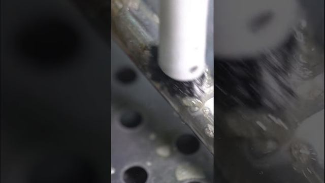 Очистка сварных швов на образце из нержавеющей стали электрохимическим методом #shorts