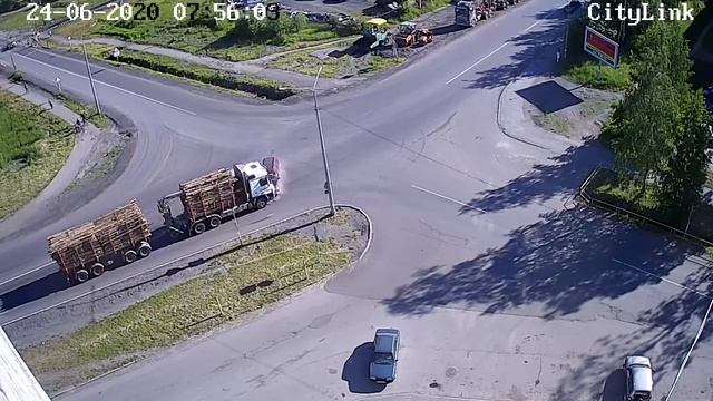 В Карелии две легковушки врезались в лесовоз смотреть онлайн