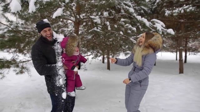 Семейное видео. Зимняя сказка. Прогулка по лесу смотреть онлайн