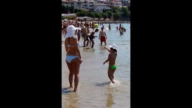 Горячее солнце, горячий песок и ... красивые девушки