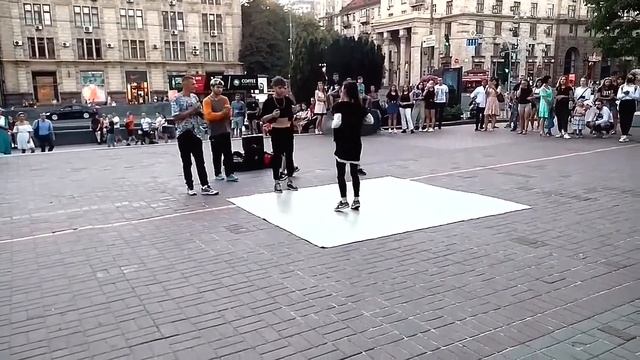 Київ. Танці на бруківці. Julio and Julia під Безсмертну "Je N'ai Pas Change" смотреть онлайн