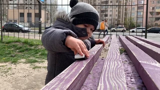 Аким играет на улице машинками, прыгает в классики и уезжает на самокате смотреть онлайн