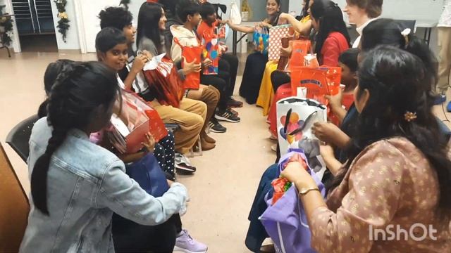 Gift Exchange Game| Christmas Game Ideas|Christmas Fun Game |Left - Right and Pass the Gift Game смотреть онлайн