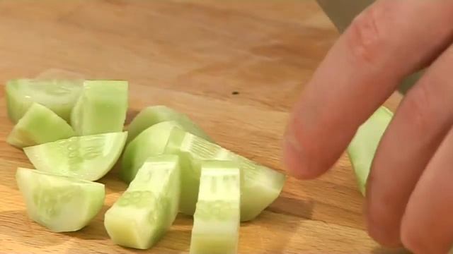 Освежающий огуречный напиток - видеорецепт