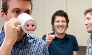 Розыгрыш спотыкающийся ни о что!!!