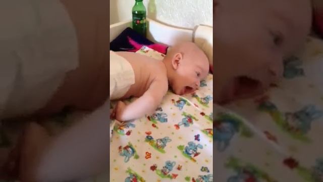 Трехмесячный ребенок переворачивается на живот смотреть онлайн