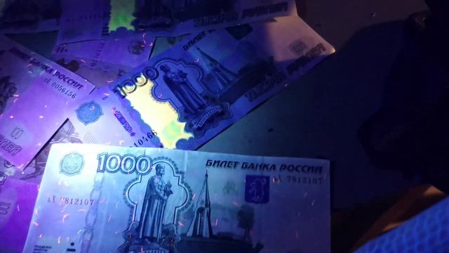 Ультрафиолетовый фонарик VS Мобил 1 и купюры смотреть онлайн