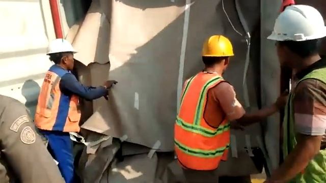 Открываем контейнер с кофе на таможне в Индонезии смотреть онлайн