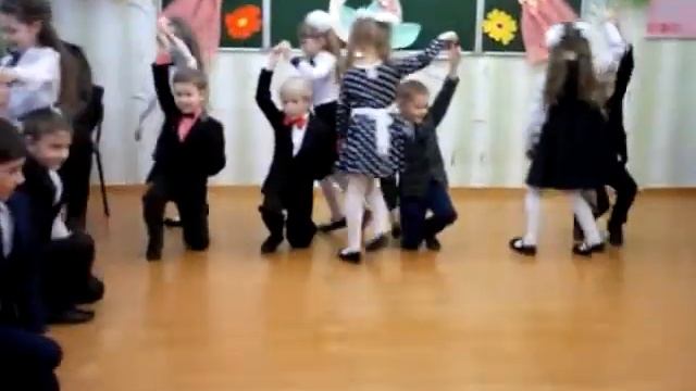 Танцы и песни для мам и бабушек. 1 класс. dances and songs for moms. смотреть онлайн