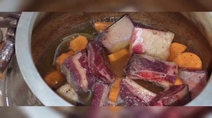 Приготовление картофеля с  говяжьими ребрышками в афганском казане