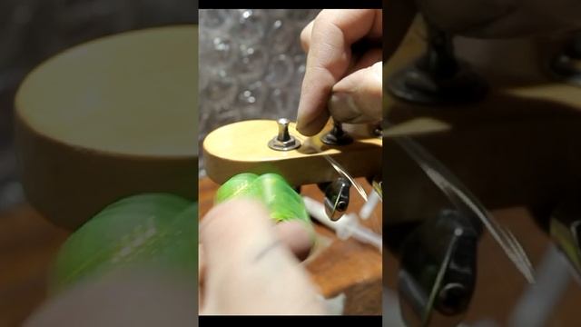 Как наматывать струны на колки смотреть онлайн