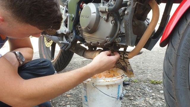 Honda CBR 125R OIL CHANGE Zamena ulja смотреть онлайн