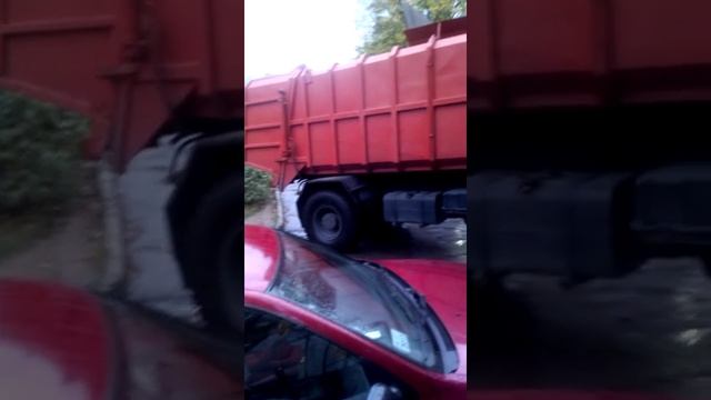 Дети идут в школу-их давит мусорка смотреть онлайн