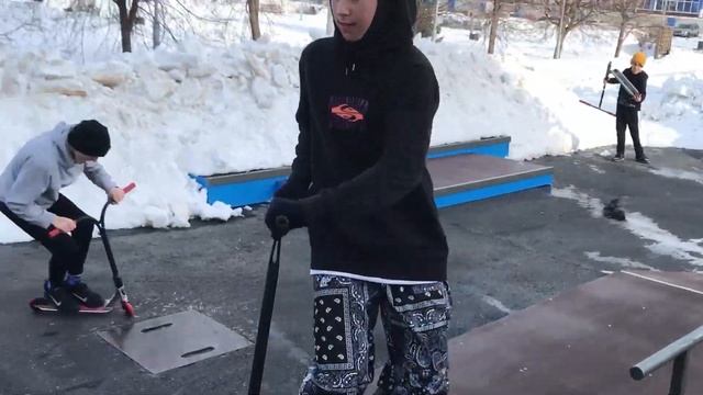 ДЕЛАЕМ ТРЮКИ НА САМОКАТЕ В ТАПКАХ! смотреть онлайн