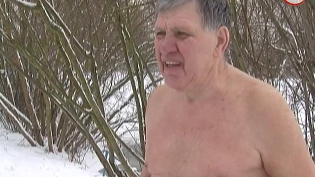 Луцькі "моржі" купаються в ополонці не лише на Водохреще смотреть онлайн