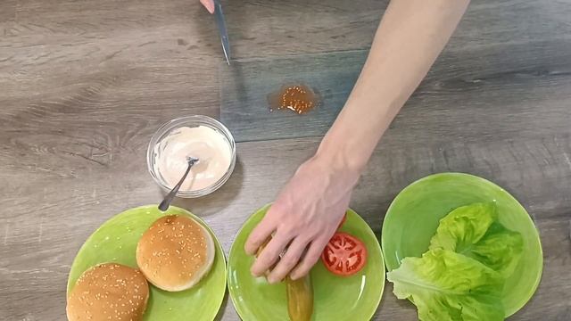 НЕРЕАЛЬНО ВКУСНЫЙ БУРГЕР В ДОМАШНИХ УСЛОВИЯХ! ЯЗЫК ПРОГЛОТИШЬ! смотреть онлайн