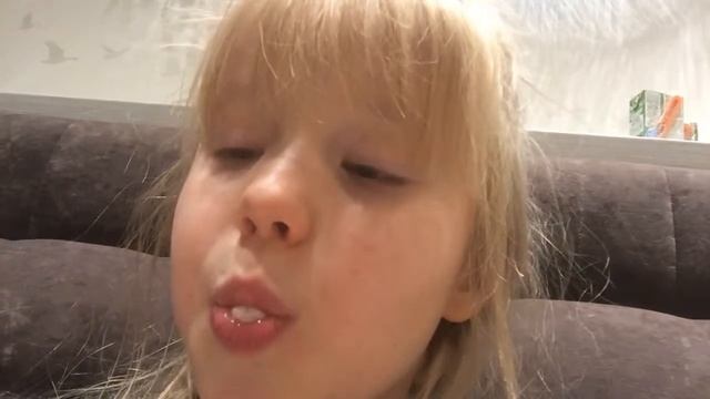 Как надуть пузырёк из жвачки смотреть онлайн