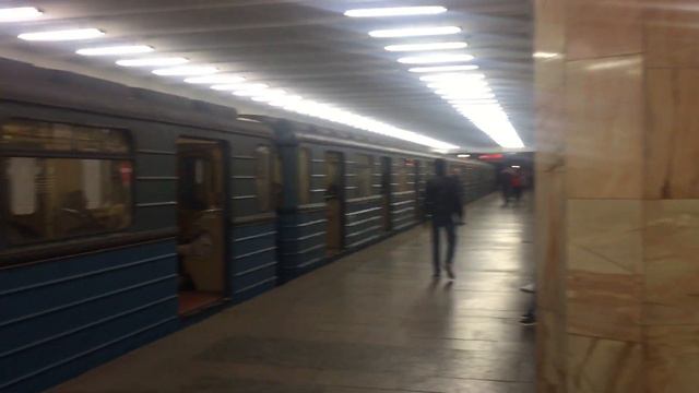 Метропоезд 81-710 на станции Полежаевская смотреть онлайн