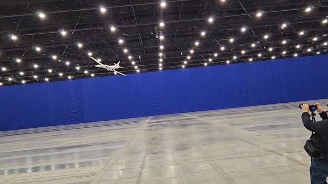 На видео попала авария большого самолёта на радиоуправлении разбившегося в зале смотреть онлайн