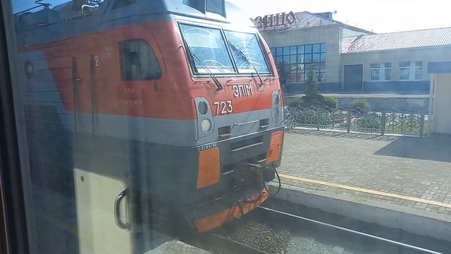 ЭП1М-723 прицепляется к поезду №69 на станции Балезино. смотреть онлайн