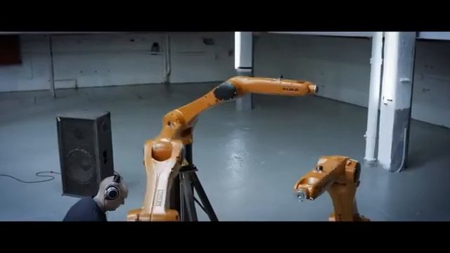 Промышленные роботы играющие на музыкальных инструментах