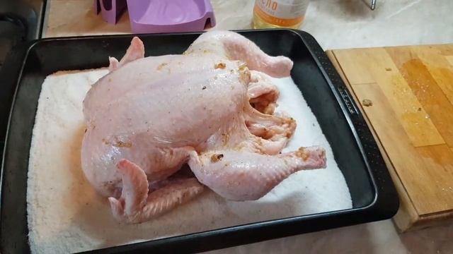 Получилась сочная курица на соли в духовке смотреть онлайн