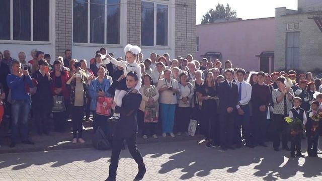 День Знаний 1 сентября Knowledge Day September 1 The first bell at the school Yaroslavl 2017 смотреть онлайн
