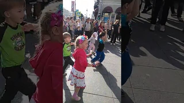 Лиза жжот! Танцы на Невском проспекте смотреть онлайн