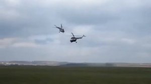 Демонстрационный полет по групповому пилотированию. Вертолеты МИ 2