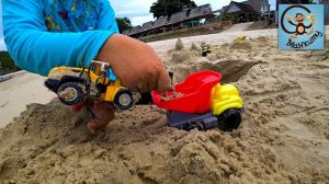 Дети и Машина. Милан и Папа играют в машинки игрушки на пляже, стройка из песка. Манкиту