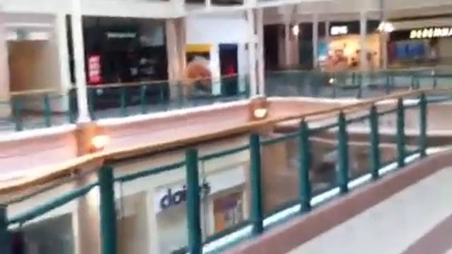 Торговый центр в Олдеме... смотреть онлайн