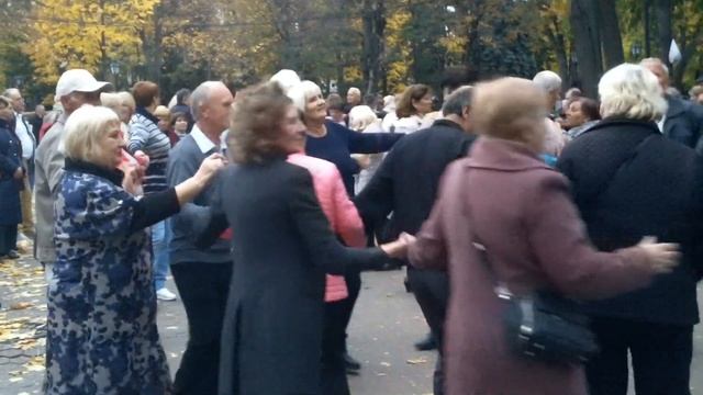 Танцы в Центральном парке Кишинева (проводит Татьяна у фонтана 30.10.2022, 2 эпизода) Эпизод 2 смотреть онлайн