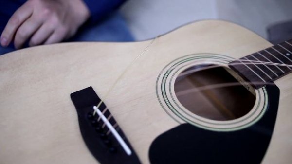ГИТАРА Yamaha 310 замена струн.