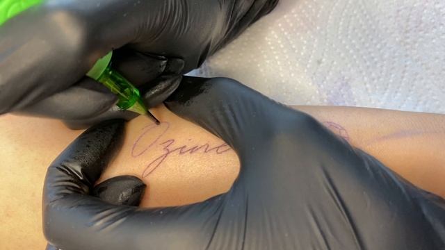 КАК БИТЬ ТОНКИЕ НАДПИСИ?! Весь процесс тату. смотреть онлайн