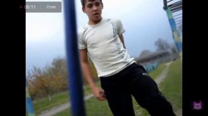 парень обосрался вовремя прыжка с турника