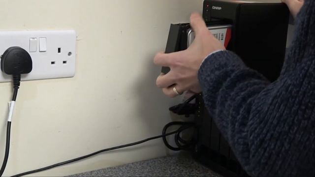 QNAP increase disk space with no data loss смотреть онлайн