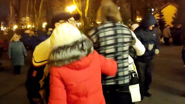 ДАВАЙ ПЛЯСАТЬ, ДА ТЫ НЕ СТОЙ!???/ТАНЦЫ В ПАРКЕ ГОРЬКОГО ХАРЬКОВ ДЕКАБРЬ 2021 смотреть онлайн