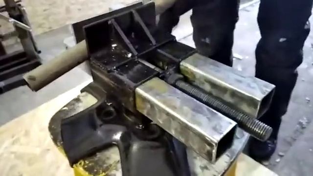 Тиски своими руками из профтрубы и шпильки 20мм смотреть онлайн