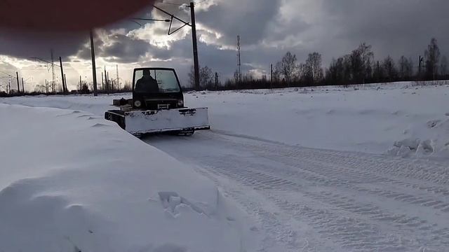 Самодельный гусеничный вездеход. Чистим снег. смотреть онлайн