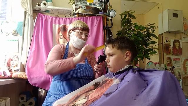 Стрижём мальчика под модельную стрижку. смотреть онлайн