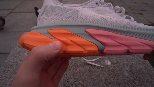 HOKA ONE ONE CLIFTON EDGE. Обзор новинки с увеличенной пяткой. смотреть онлайн