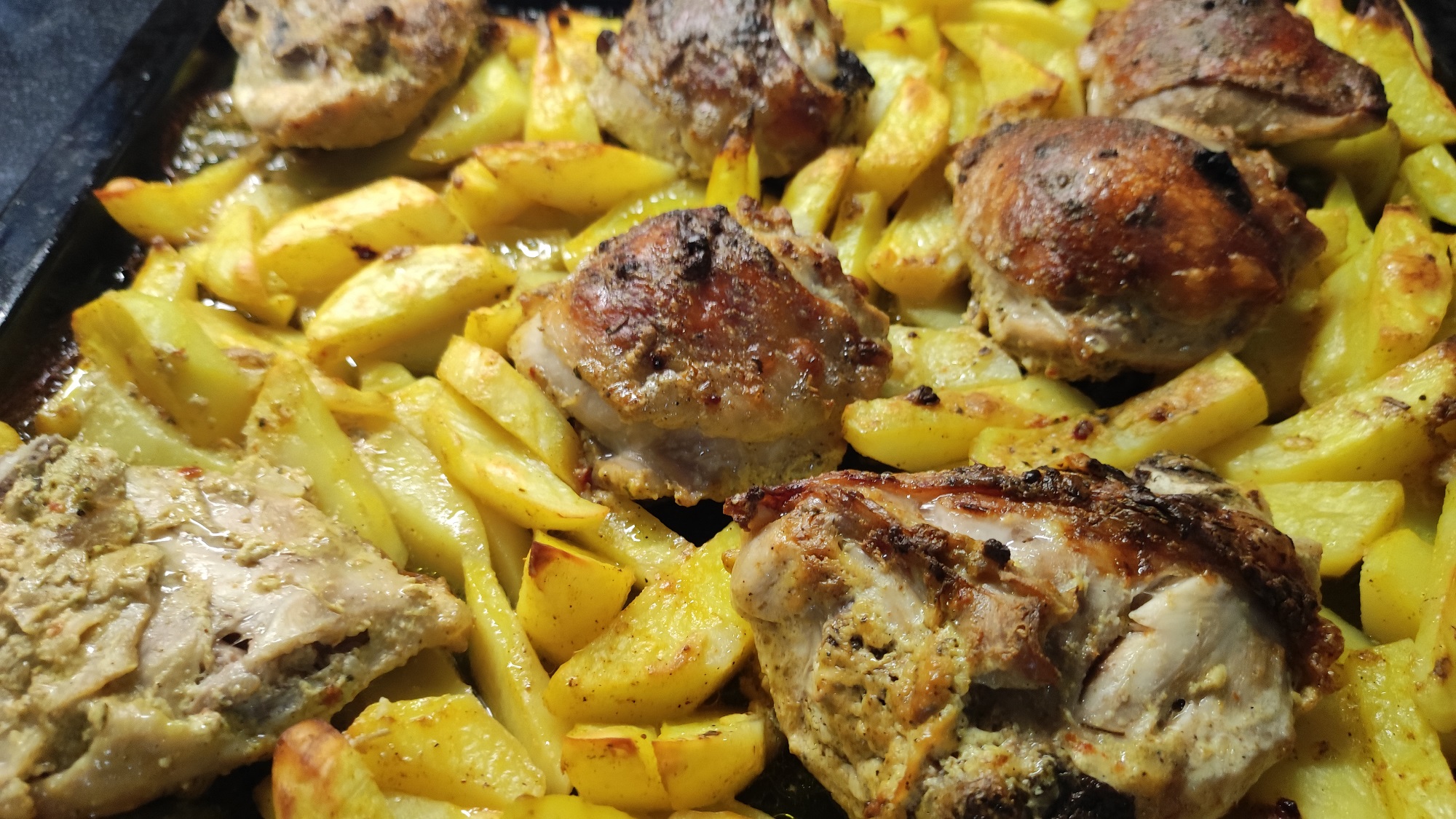 Хрустящие куриные бедра с картофелем в духовке, готовим вкусный и быстрый ужин на скорую руку смотреть онлайн