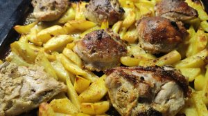Хрустящие куриные бедра с картофелем в духовке, готовим вкусный и быстрый ужин на скорую руку
