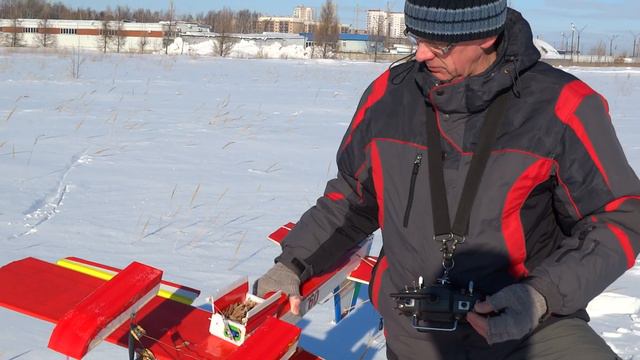 Сброс парашютистов с двухмоторной авиамодели. смотреть онлайн