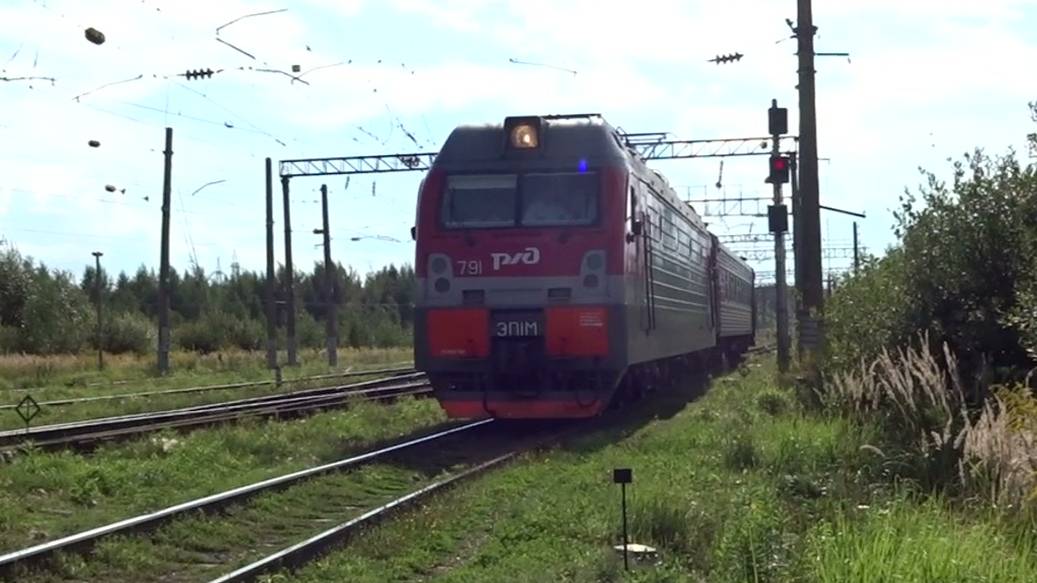 Электровоз ЭП1М-791 с пассажирским поездом проходит станцию Нижний Новгород Сортировочный смотреть онлайн