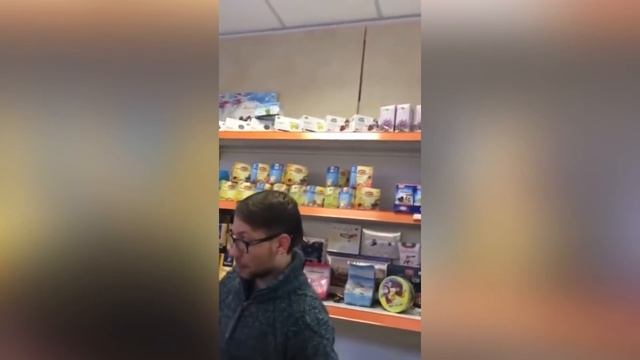 Что ты съел? Весёлый продавец в польском магазине Лондона.