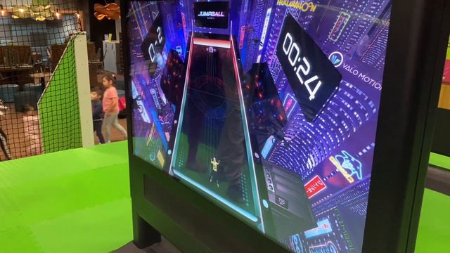 КЛАССНАЯ ИГРА НА БАТУТЕ смотреть онлайн